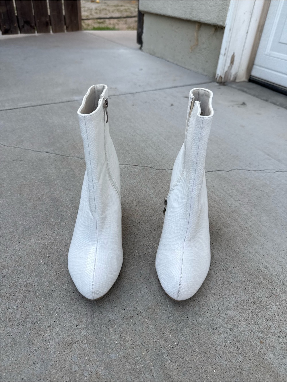 White Women’s Ankle Boots - Sleek Zip-Up Fashion Boot *Needs Cleaned Up*